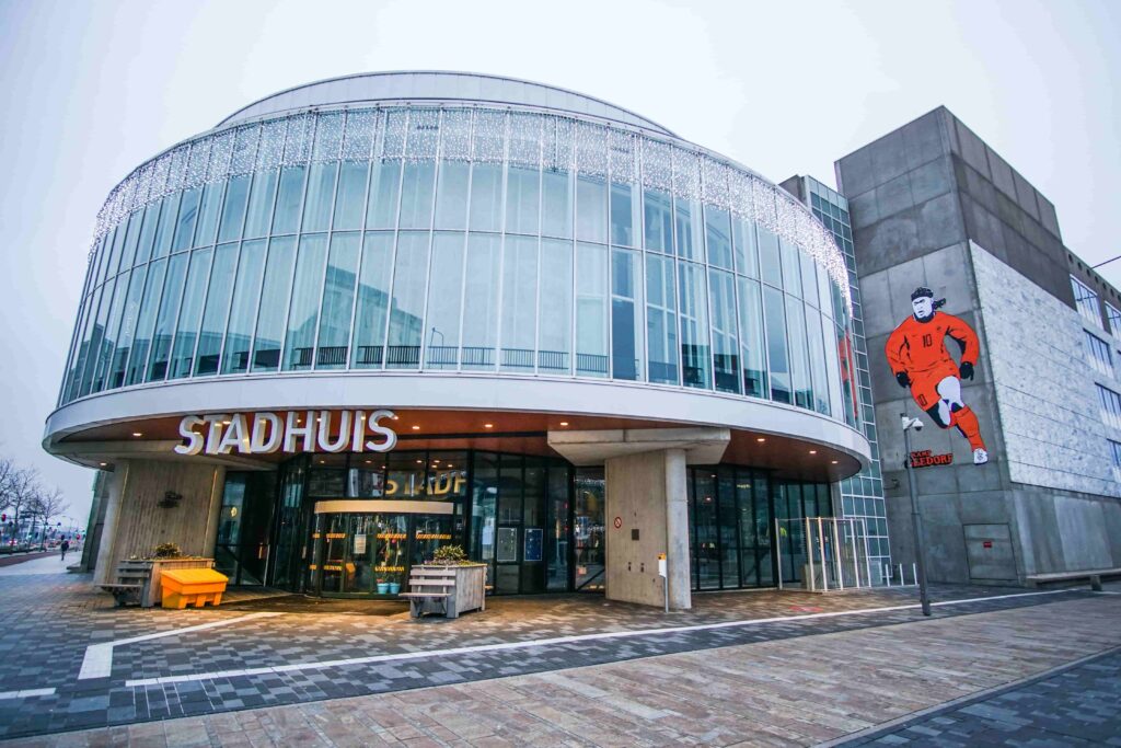 Clarence Seedorf op het stadhuis van Almere